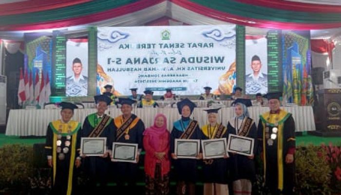 Unwaha Jombang Gelar Prosesi Wisuda 622 Mahasiswa di Halaman Gedung Serbaguna Hasbullah Said