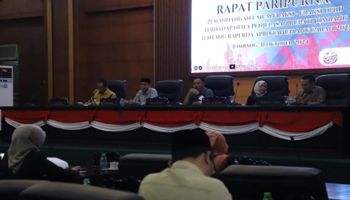 Bahas R-APBD 2025, Fraksi-fraksi Memberikan Pandangan Umum