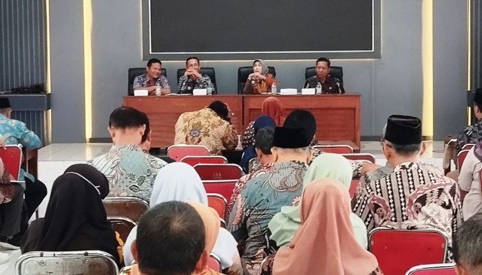 Disdikbud Jombang Gelar Rapat Sosialisasi Pengadaan Seragam Gratis Tahun 2025