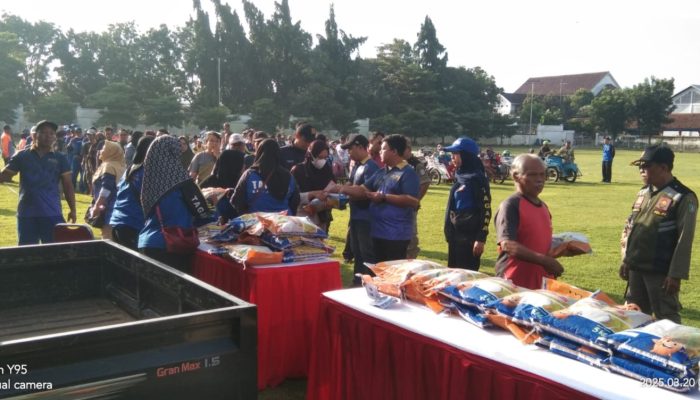 Tukang Becak Dan PMKS Terima Bansos Dari Pemkab Jombang