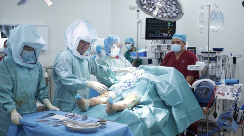 Dr Lee Woo Guan Sedang Didalam Kamar Operasi
