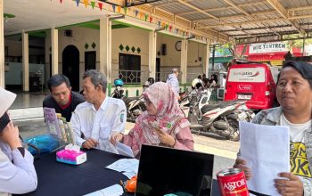 Program ‘Mampir RW’ Bapenda Jombang Menyapa Desa Candimulyo, Memudahkan Bayar PBB Lewat QRIS